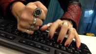 Nettitrolli, internet, näppäimistö, kädet näppäimistöllä, internet, nettihäirikkö, netti, trolli, nyrkki, provokaatio, yllytys, viha, ärsyyntyminen