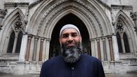 Muslimisaarnaaja Anjem Choudary vuonna 2012.
