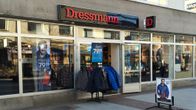 Kajaanin Dressmannilla on ovi auki, eikä tuulikaappia ole.