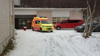 Ambulanssi Utsjoen lukion pihalla.