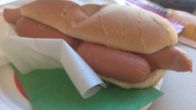 Hot dog kolmella nakilla