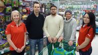 Seinäjoen Peliveljien Aino Salonen, Sami Koski, Juha Kivilehto, Jyrki Holopainen ja Ida-Maria Pajukoski poseeraavat leluhyllyjen välissä.
