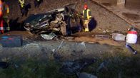 autonromu ja pelastusmiehiä