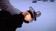 Hautakynttilä sytytetään. 