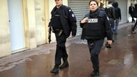 Aseistetut poliisit vartioivat juutalaisen ruokakaupan lähettyvillä Saint Mandessa, lähellä Porte de Vincennesin aluetta itäisessä Pariisissa perjantaina 9. tammikuuta.
