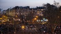 Pariisin rauhanmarssin osallistujia Place de la Nationilla.