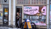 Asiakas kävelee ulos Turun Sarjakuvakaupasta.