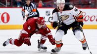 Anaheimin Sami Vatanen luistelee karkuun Arizonan Sam Gagnerilta.