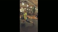 Personal trainer Maikki Marjaniemi esittelee yhden jalan kyykkyä oululaisessa kuntokeskus Hukassa. 