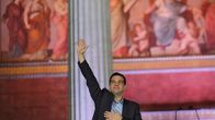 Syriza-puolueen puheenjohtaja Alexis Tsipras tuulettaa.