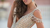 Paulina Vega seisoo marmorikaidetta vasten.