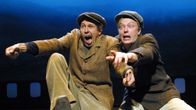 kaksi miesnäyttelijää teatterin lavalla