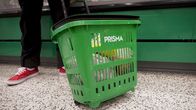 Asiakas ruokaostoksilla Itäkeskuksen Prismassa Helsingissä.
