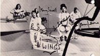 Wings- fanikortti nimikirjoituksilla. Kuuntelijan arkistosta.