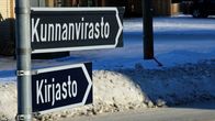 Kuvassa kyltit, jotka opastavat kirjastolle je kunnanvirastolle.