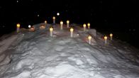 Kynttilöitä Utsjoen lukion edessä