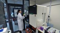 Laboratoriomestari Maija Lepistö käyttää Suomen molekyylilääketieteen instituutin (FIMM) sekvensointilaitetta, joka lukee ihmisen koko perimän eli genomin.