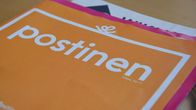 Postinen-kääre mainosten ympärillä