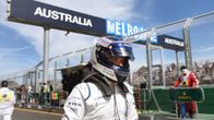 Valtteri Bottas kävelee Albert Parkin radalla.