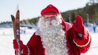 Joulupukki toimi myös hiihtäjien matkaan lähettäjänä Rovaniemellä talvella 2015. 
