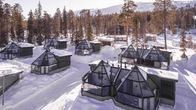 Santa's Hotelsin lasi-igluja