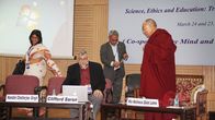 "Etiikka, Tiede ja Kasvatus" -konferenssi Delhin Yliopistossa. Neurotieteilijät Nandini Chatterjee-Singh ja Clifford Saron lavalla Dalai-laman kanssa.