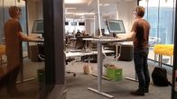 Arvo Vuorela näyttää mallia, miten sähköpöydän ääressä tulee työskennellä oikeaoppisesti.