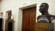 Eduskunnan istuntosalina toimiva väistötila Sibelius-Akatemiassa.