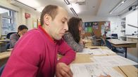 Inkerinsuomalaiset opiskelevat suomea Pietarin Suomi-talossa.