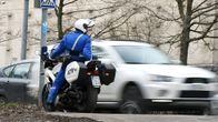 Moottoripyöräpoliisi mittasi tutkalla nopeuksia Veturitiellä, Helsingissä 16. huhtikuuta 2015. 