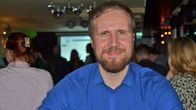 Touko Aalto hymyilee vihreiden vaalivalvojaisissa.