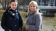Tuoreet kansanedustajat Li Andersson ja Saara-Sofia Sirén seisovat Aurajoen rannalla Turussa.