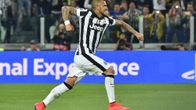 Juventuksen Arturo Vidal tuulettaa.