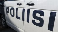 Poliisiteksti auton kyljessä.