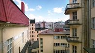 Helsingin kantakaupungissa kuvattu sisäpihanäkymä.