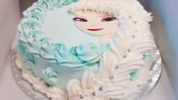 Frozen-elokuvan hahmo Elsa koristaa kermakakkua
