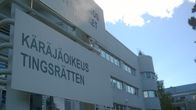 Kuvassa osa valtion virastotalon opaskylttiä. Teksti Käräjäoikeus näkyy.