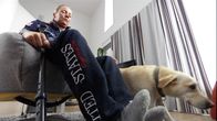 Niinan elämä mullistui 25-vuotiaana työtapaturmassa. Nyt hänellä on mm. aivovamma, jatkuvat kiputilat ja liikuntarajoite. Avustajakoira Tosca on kertaalleen pelastanut Niinan hengen.