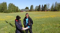 Maisemasuunnittelija Katriina Koski ProAgria Etelä-Suomesta ja ympäristöpäällikkö Reima Välivaara Keski-Suomen Liitosta.
