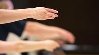 Ballettitanssijan kädet ojennettuina