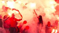 HIFK-faneja soihtujen kanssa.