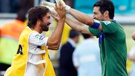 Andrea Pirlo ja Gianluigi Buffon iloitsevat.
