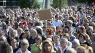 Ihmisiä monikulttuurisuutta pulustavassa mielenosoituksessa Helsingin Kansalaistorilla 28. heinäkuuta 2015.