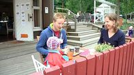 Perhe kahvilan terassilla.
