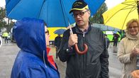 Juha Sipilä puhuu naisen kanssa.
