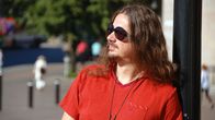 Lauri Porra on monipuolinen basisti ja säveltäjä. Hän soittaa muun muassa Stratovariuksen riveissä.