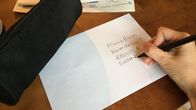 käsi kirjoittaa kirjeeseen osoitetta