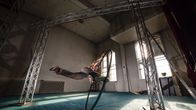 Mika "Fobe" Formusen laji on cyr wheel, jäykkä ja painava taiteilurengas. Mikko Pirisen kuvassa näkyvät remontissa esiin kaivetut Valsan komeat ikkunat.