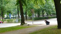 Mies kuvaa suojatiellä kuolleen lapsen muistoksi tuotuja kynttilöitä Mechelininkadulla 25.8.2015