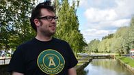 Jonas Olsson Kokkolan keskustassa sillalla taustalla puita ja kaupunginsalmi eli Sunti.